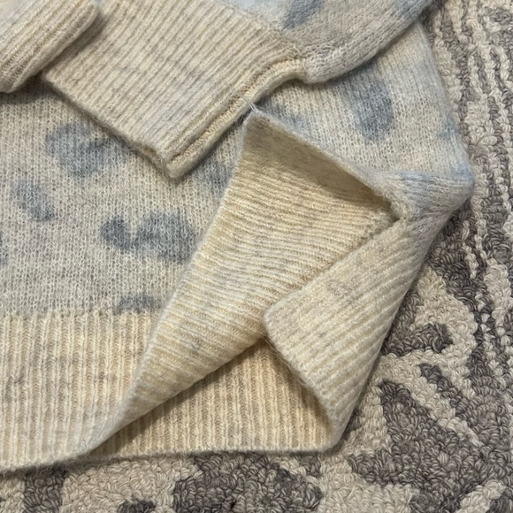 Abercrombie Cheetah Print Sweater - Picture 4 of 4